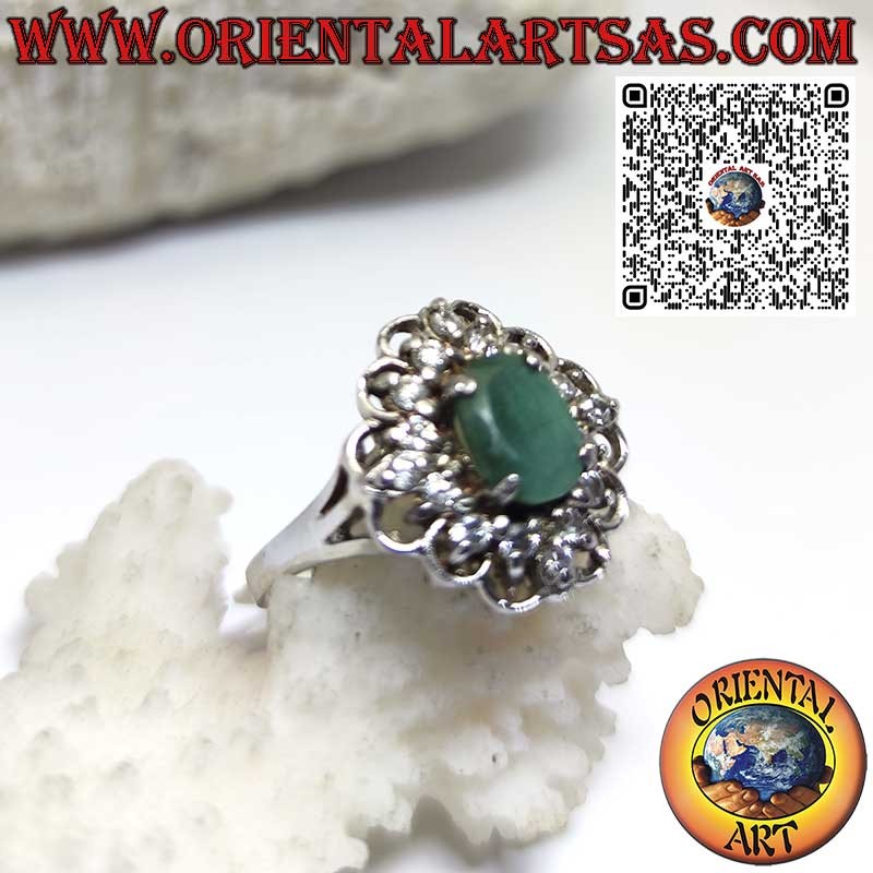 Anillo de plata con esmeralda natural ovalada rodeada de un círculo y circonitas.