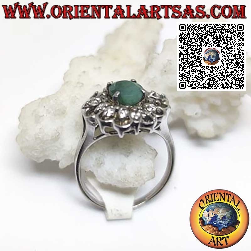 Anillo de plata con esmeralda natural ovalada rodeada de un círculo y circonitas.
