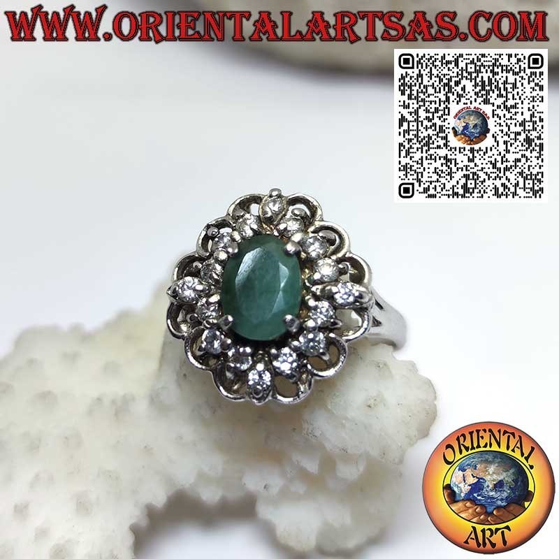 Anillo de plata con esmeralda natural ovalada rodeada de un círculo y circonitas.