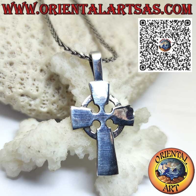 Colgante de cruz celta clásica lisa de plata 925.