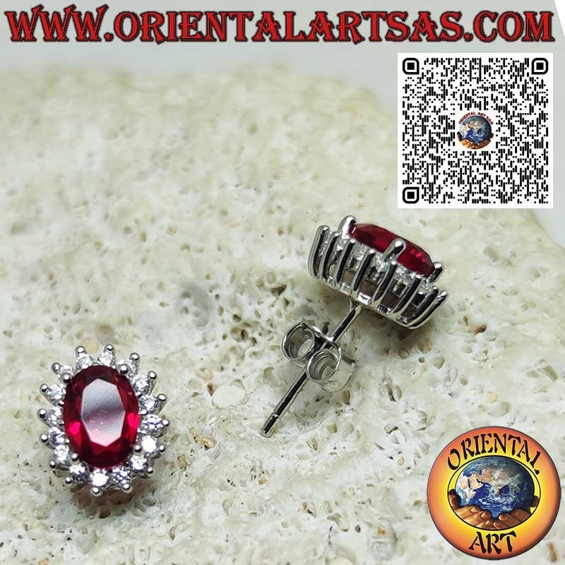 Pendientes de lóbulo de plata con granate ovalado rodeado de circonitas. pequeño