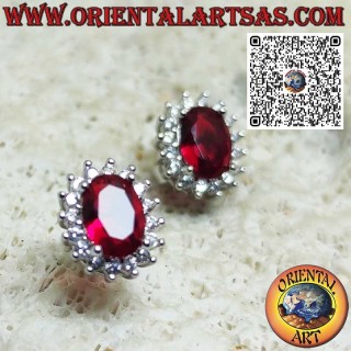 Boucles d'oreilles lobe en argent avec grenat ovale entouré de zircones. petit