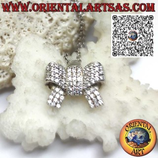Colgante de plata, lazo adornado con circonitas redondas.