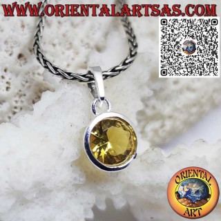 Colgante de plata con topacio amarillo redondo en engaste liso y sencillo.