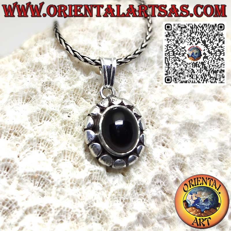 Colgante de plata con ónix ovalado natural rodeado de cilindros
