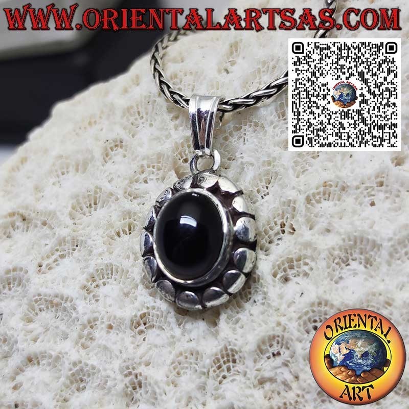 Ciondolo in argento con onice ovale naturale circondato da cilindri