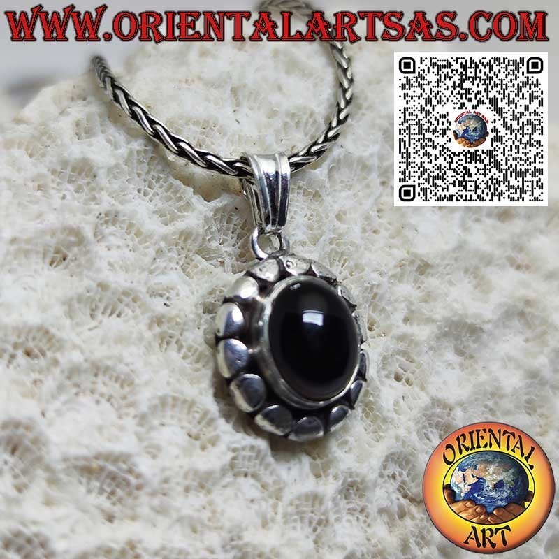 Ciondolo in argento con onice ovale naturale circondato da cilindri