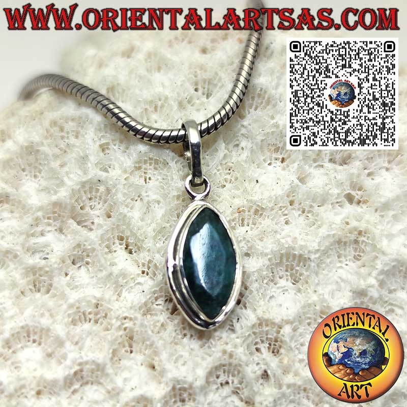 Pendentif en argent avec émeraude naturelle taillée en navette et bord lisse