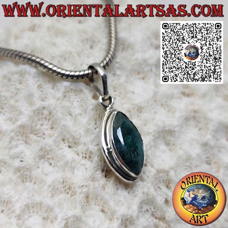 Colgante de plata con esmeralda natural en talla navette y borde liso
