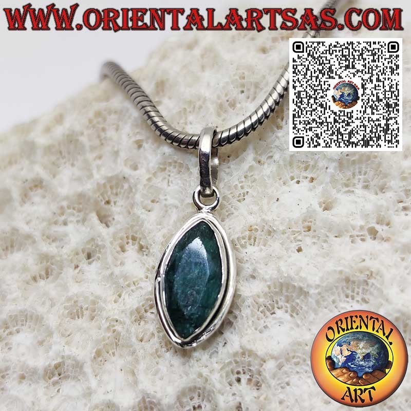 Pendentif en argent avec émeraude naturelle taillée en navette et bord lisse