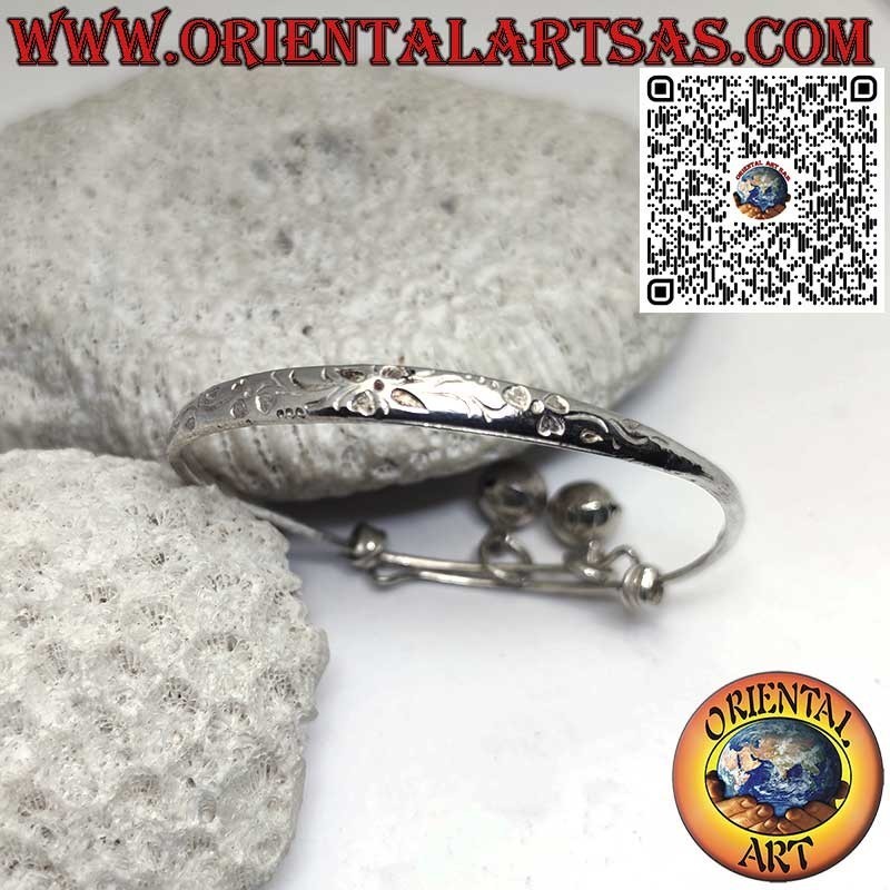 Brazalete rígido de plata con grabados, hecho a mano y con campanillas