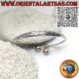 Brazalete rígido de plata con grabados, hecho a mano y con campanillas