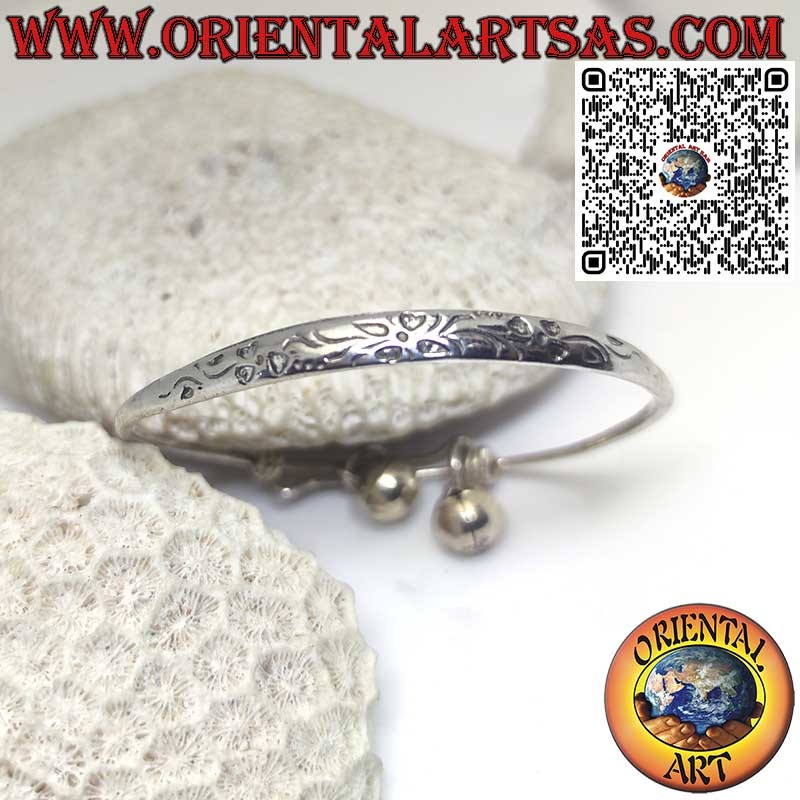 Brazalete rígido de plata con grabados, hecho a mano y con campanillas