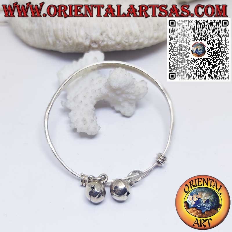 Brazalete rígido de plata con grabados, hecho a mano y con campanillas