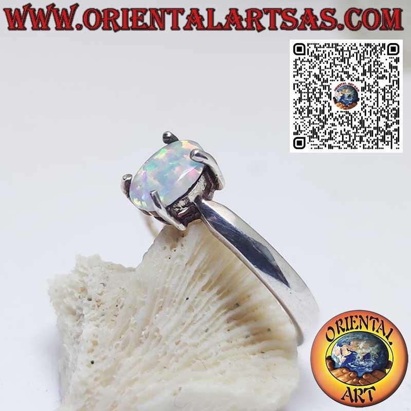 Anello in argento con opale arlecchino ovale incastonato da 4 griffe