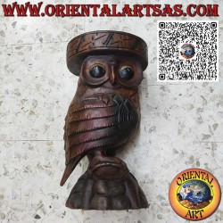 Escultura de búho con superficie de apoyo en un solo bloque de madera de suar de 50 cm.