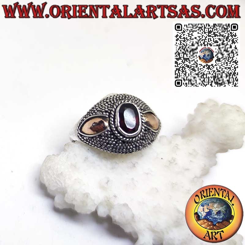 Anillo de plata con granate ovalado y placas de oro de 14 quilates en los laterales.
