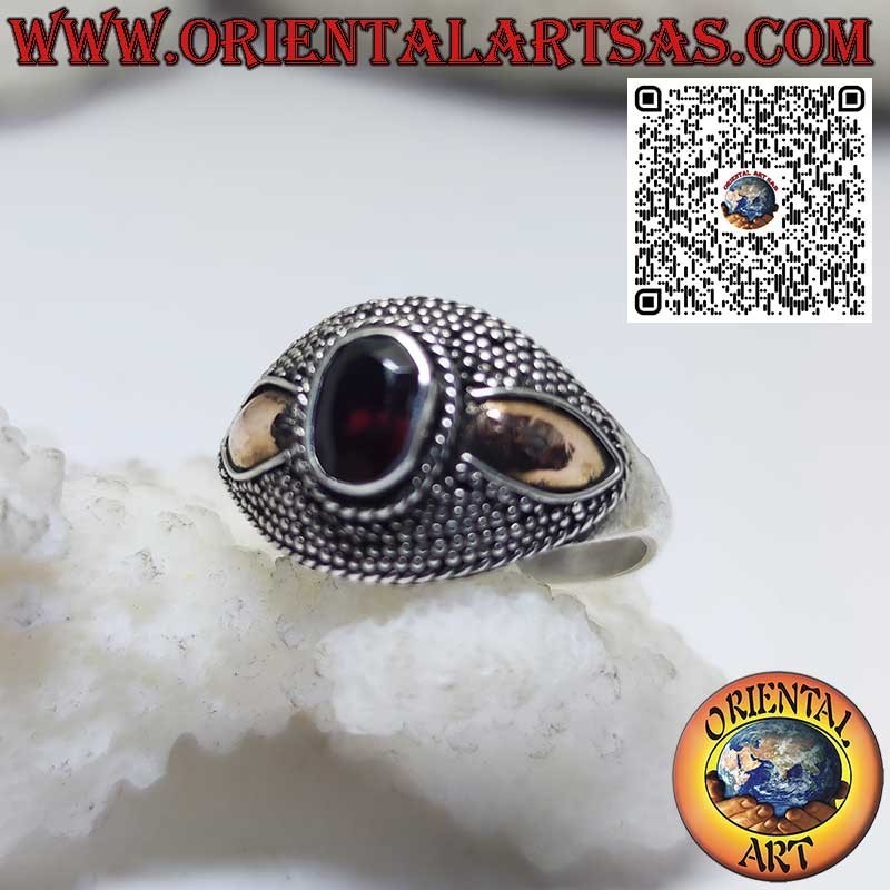 Bague en argent avec grenat ovale et plaques d'or 14 carats sur les côtés