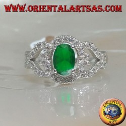 Bague en argent avec émeraude synthétique ovale sur monture avec coeurs sur les côtés parsemés de zircons