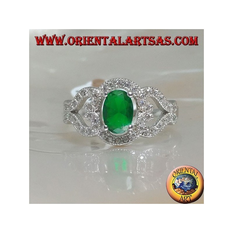 Bague en argent avec émeraude synthétique ovale sur monture avec coeurs sur les côtés parsemés de zircons
