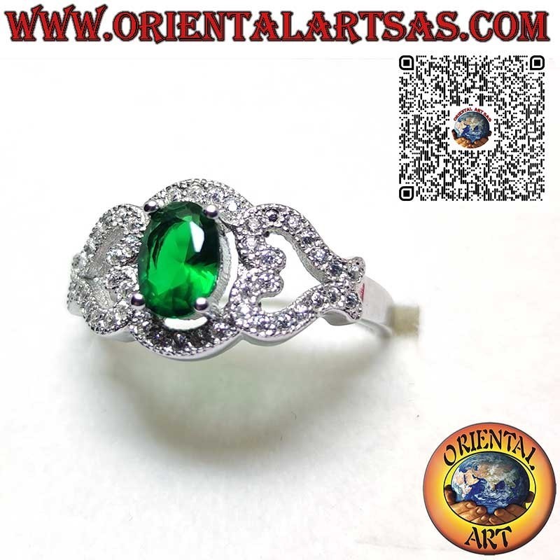 Bague en argent avec une émeraude synthétique ovale sertie, ornée de cœurs sur les côtés et incrustée de zircons
