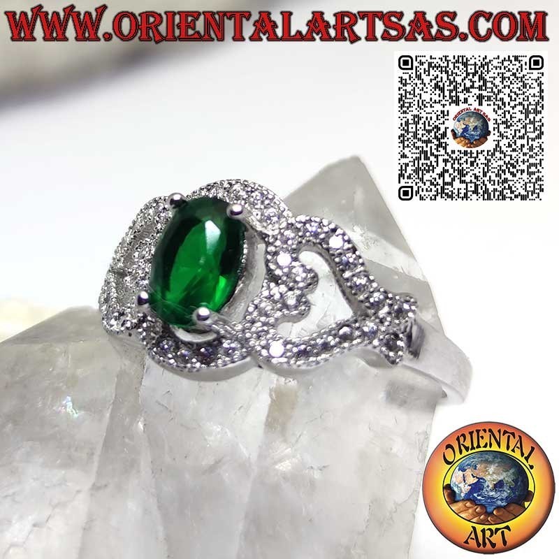 Anello in argento con smeraldo sintetico ovale incastonato con cuori sui lati tempestata di zirconi