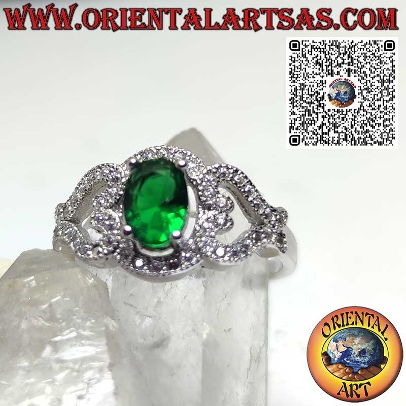 Bague en argent avec une émeraude synthétique ovale sertie, ornée de cœurs sur les côtés et incrustée de zircons