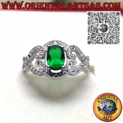Bague en argent avec une émeraude synthétique ovale sertie, ornée de cœurs sur les côtés et incrustée de zircons