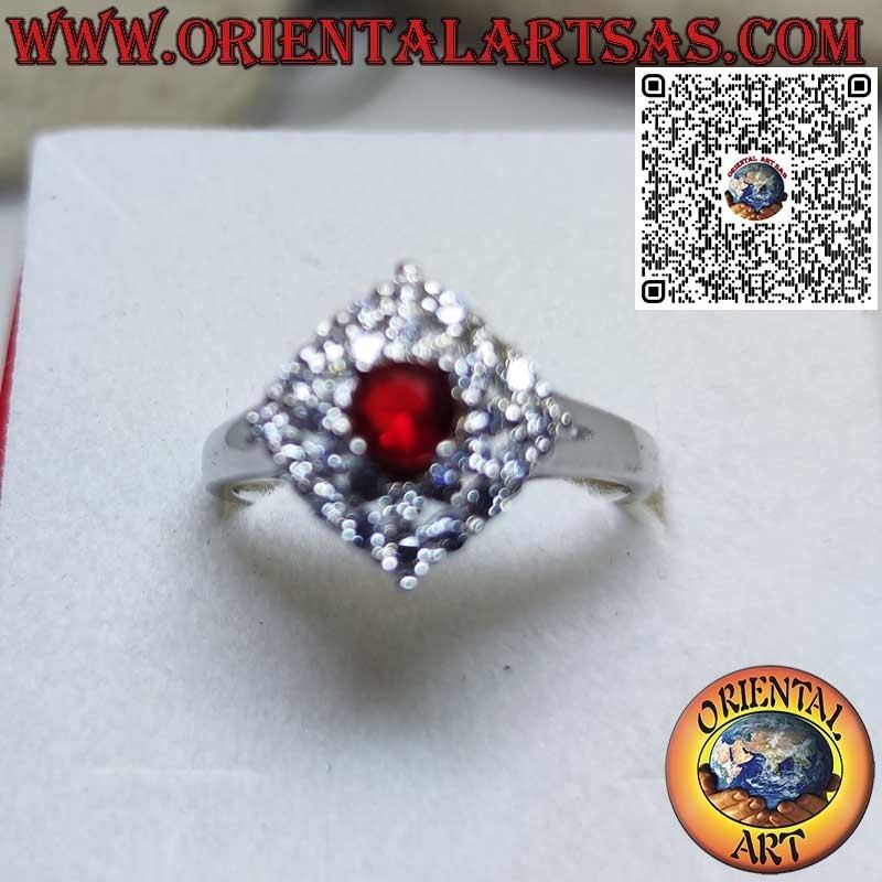 Bague en argent avec rubis rond synthétique sertie de zirocones losanges