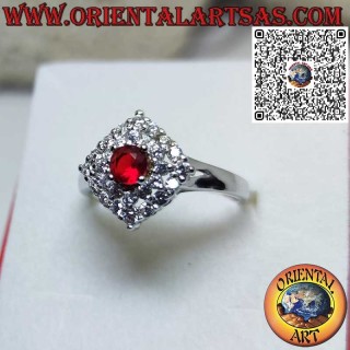Bague en argent avec rubis rond synthétique sertie de zirocones losanges