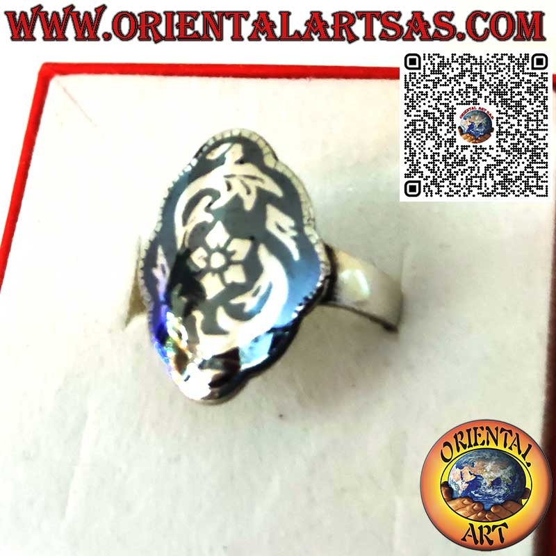 Anillo de plata con decoraciones florales en Niel hecho a mano