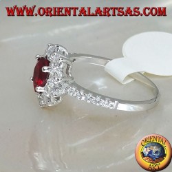 Anillo de plata con granate engastado rodeado de circonita cúbica y fila a los lados