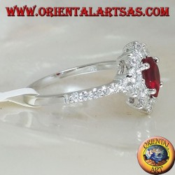 Silberring mit Tropfengranat, umgeben von Zirkonia und Reihe an den Seiten