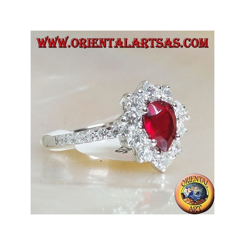 Anello in argento con granato a goccia incastonato contornato da zirconi e fila sui lati