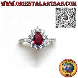 Anello in argento con granato a goccia incastonato contornato da zirconi e fila sui lati