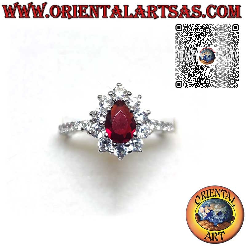 Anello in argento con granato a goccia incastonato contornato da zirconi e fila sui lati