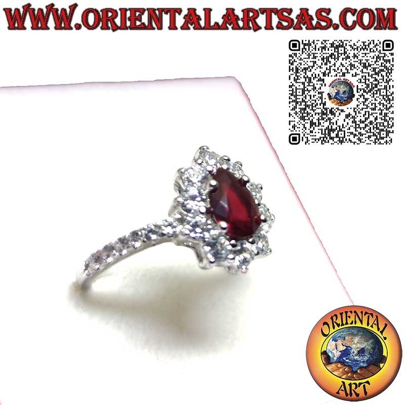 Anello in argento con granato a goccia incastonato contornato da zirconi e fila sui lati