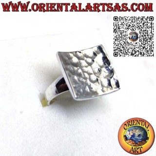 Anillo cuadrado cóncavo martillado de plata 925 hecho a mano por Karen