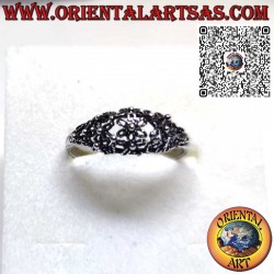 Anello in argento con fiorellini margherite traforati artigianale