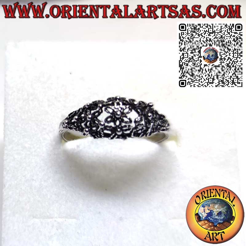 Silver ring with handcrafted perforated daisy flowers