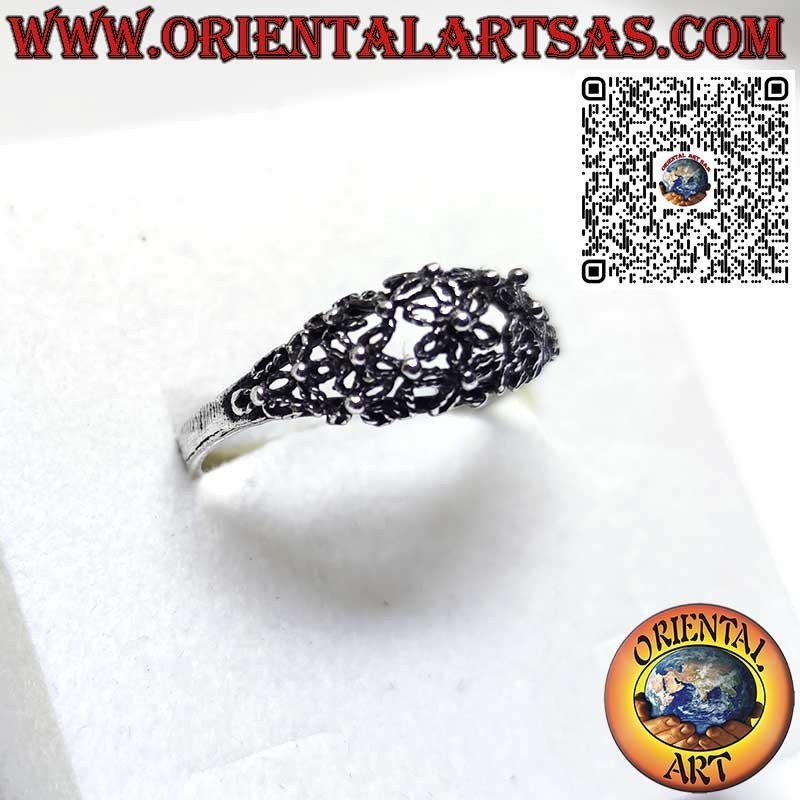 Anillo de plata con flores de margarita perforadas artesanalmente.