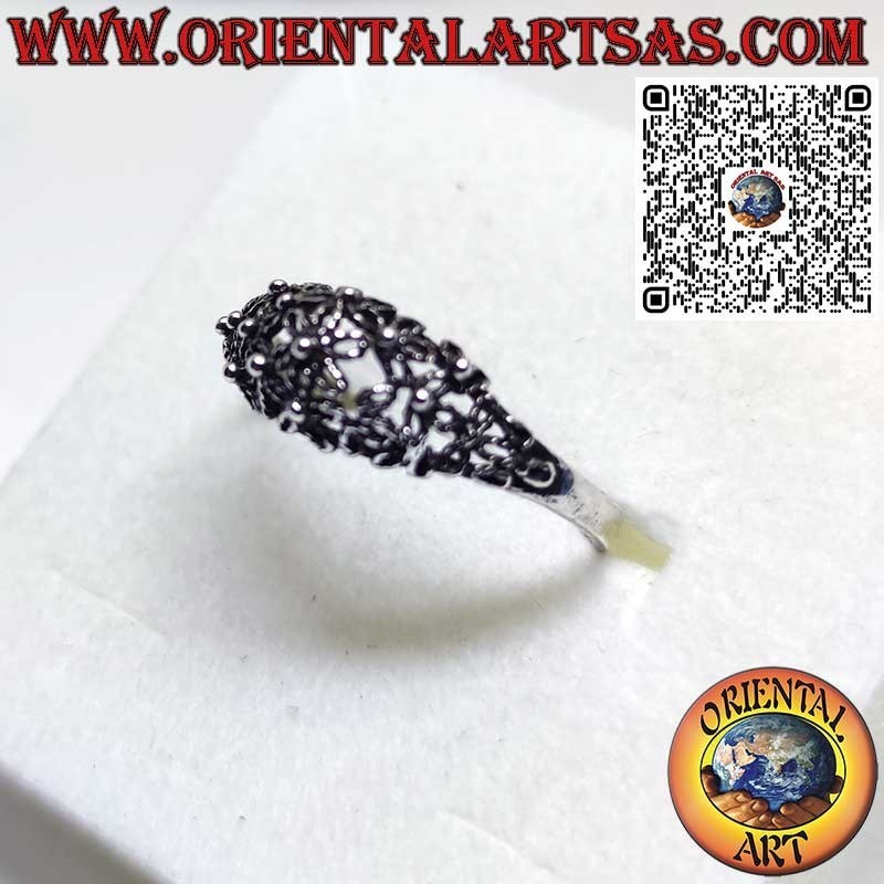Silver ring with handcrafted perforated daisy flowers