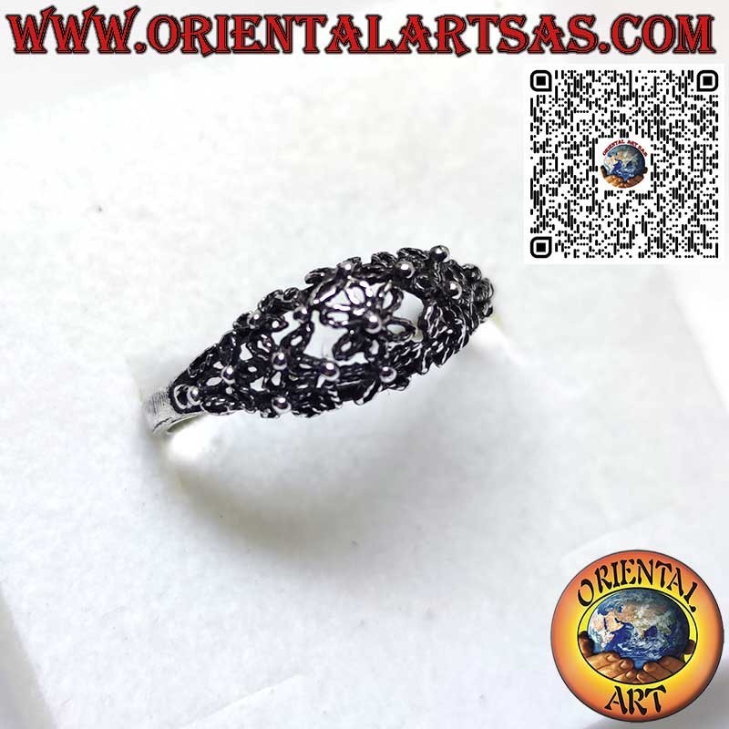 Silver ring with handcrafted perforated daisy flowers