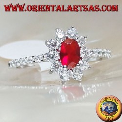 Anello in argento con granato ovale piccolo incastonato contornato da zirconi e fila sui lati