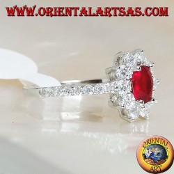 Anillo de plata con un pequeño conjunto de granate ovalado rodeado de circonitas cúbicas y una fila a los lados