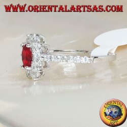 Bague en argent avec petit grenat ovale serti de zircone cubique et rang sur les côtés