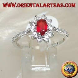 Bague en argent avec petit grenat ovale serti de zircone cubique et rang sur les côtés