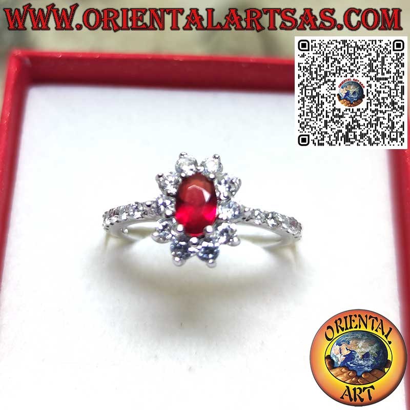 Anello in argento con granato ovale piccolo incastonato contornato da zirconi e fila sui lati