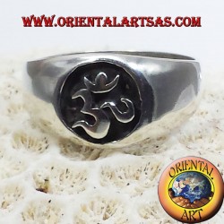 Anello OM argento a basso rilievo in argento
