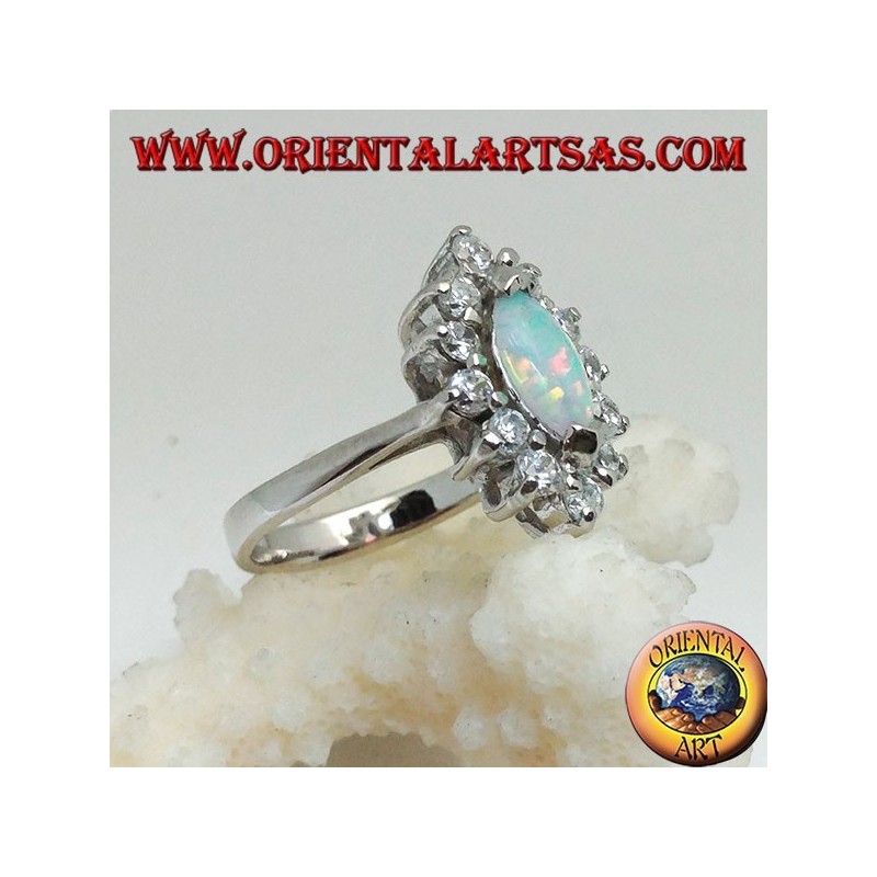 Bague en argent avec opale arlequin navette sertie sur les pointes entourée de zircons